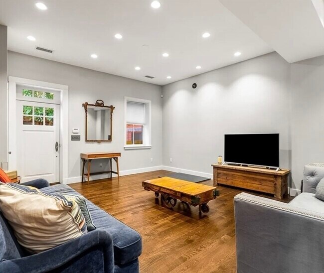 Foto del edificio - 653 E 3rd St