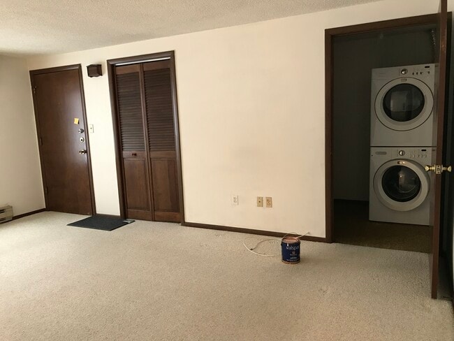 Living Room with in- unit washer/dryer - 88 Wellington Ct