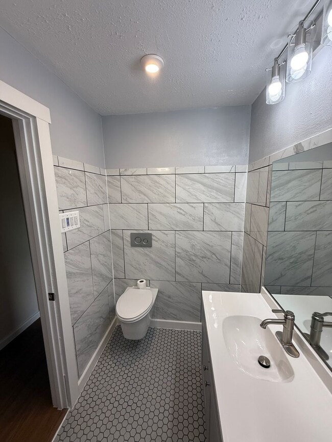 Building Photo - 16200 Round Mountain Rd