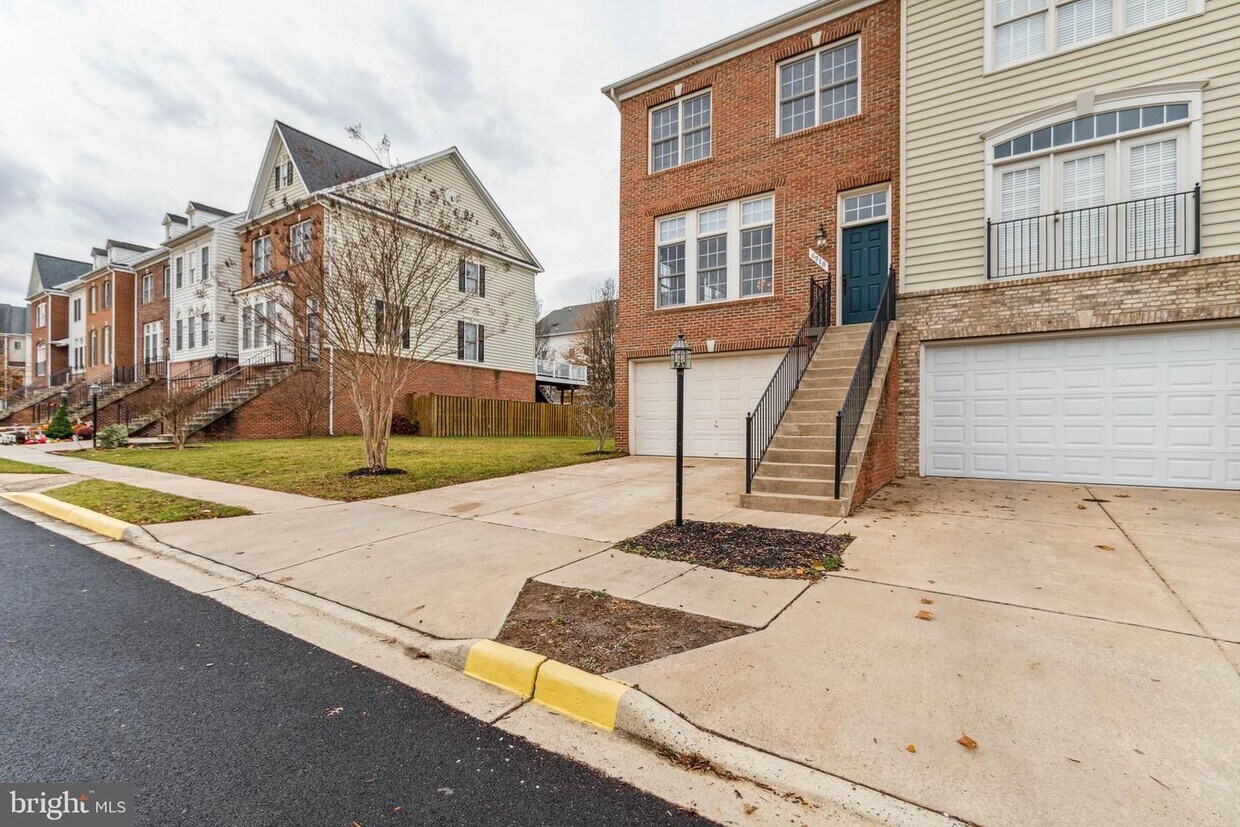 6910 Stanwick Square, Gainesville, VA 20155 Townhome Rentals in