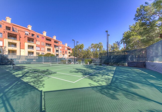 Foto del edificio - Meridian Unfurnished 2 Bed | 2 Bath St Tropez Floor Plan Unit w/ Sphere View (New Pictures Coming...