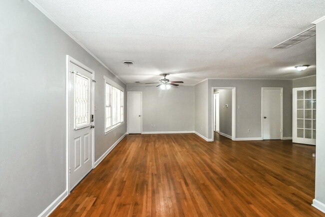 Building Photo - 828 S Mendenhall Rd