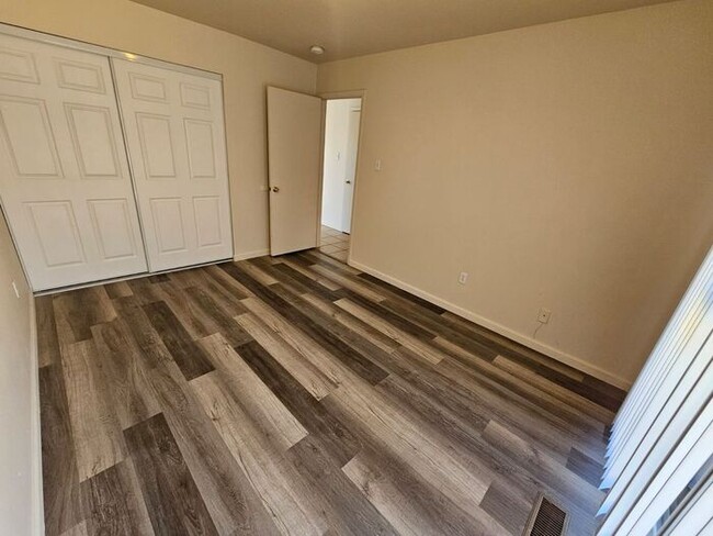 Building Photo - 2 Bedroom 1 bath 1 Car garage Duplex FOR R...