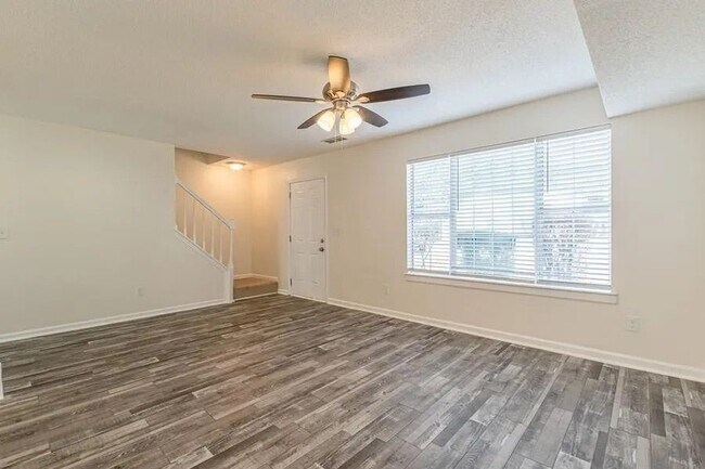 Building Photo - 5545 Northcut Dr