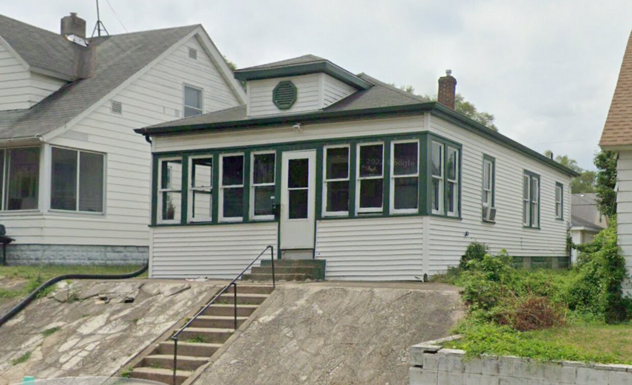 Primary Photo - 2 bedroom Craftsman style Bungalow Rum Vil...