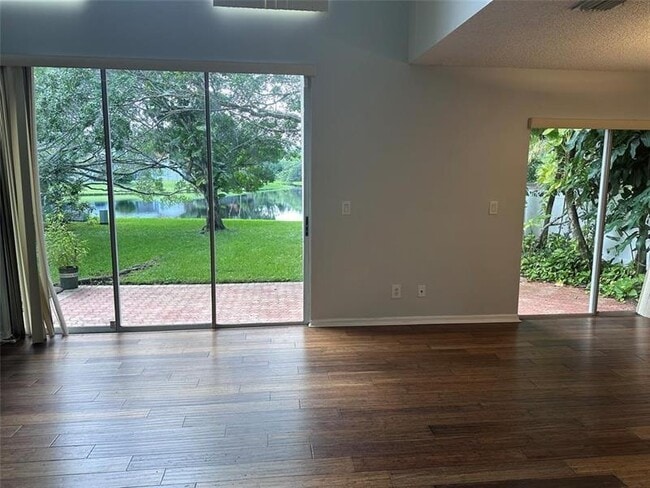 Foto del edificio - 839 Garnet Cir