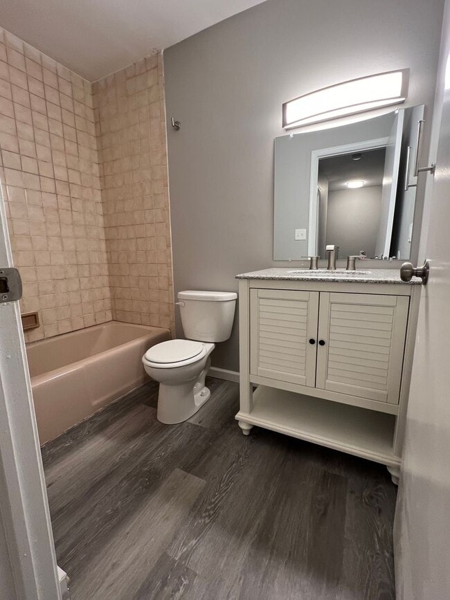Building Photo - Completely Remodeled Townhouse