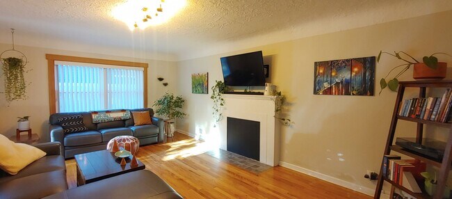 Building Photo - Welcome to This 2 Bedroom 1 Bathroom Charm...