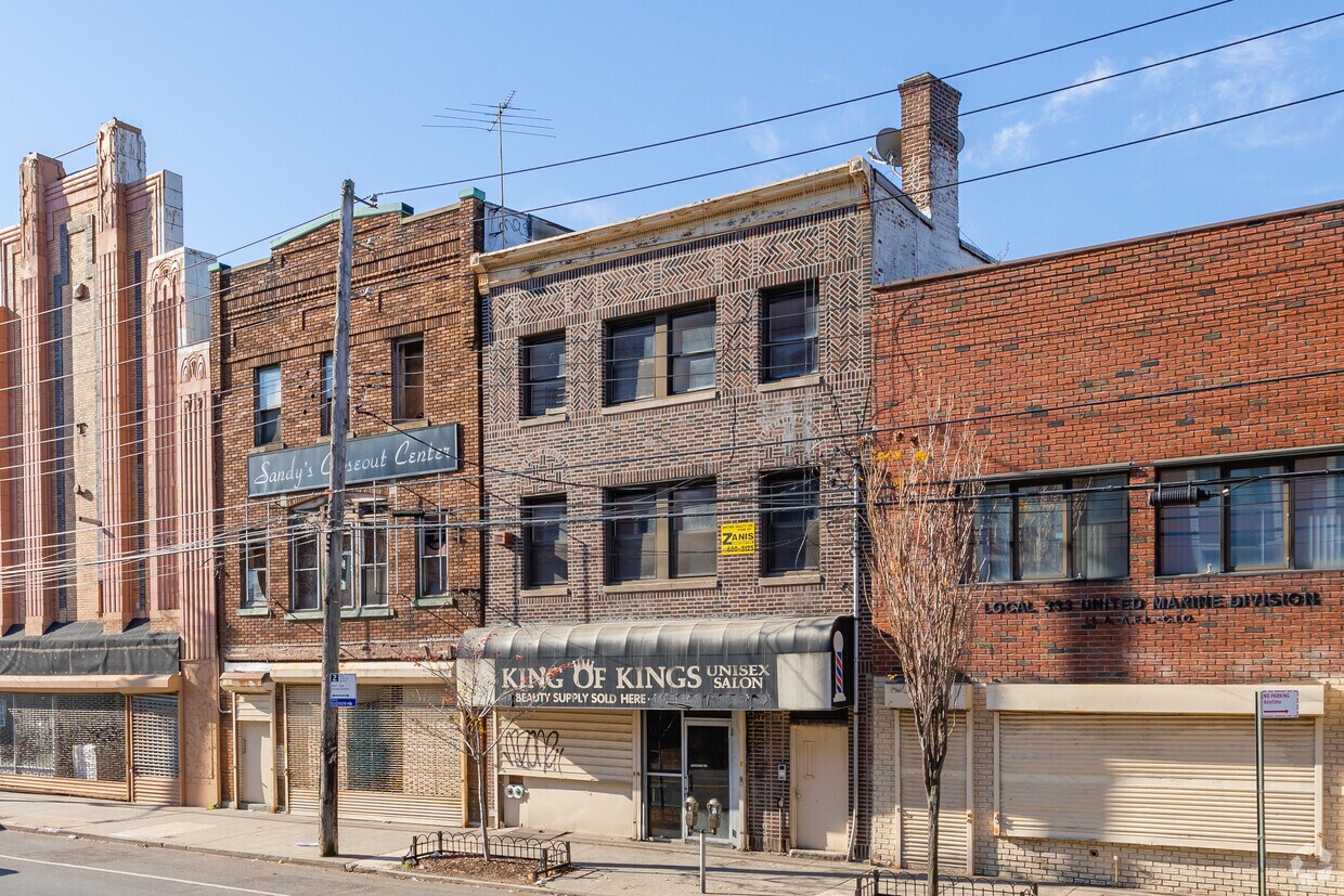 Primary Photo - 556 Bay St