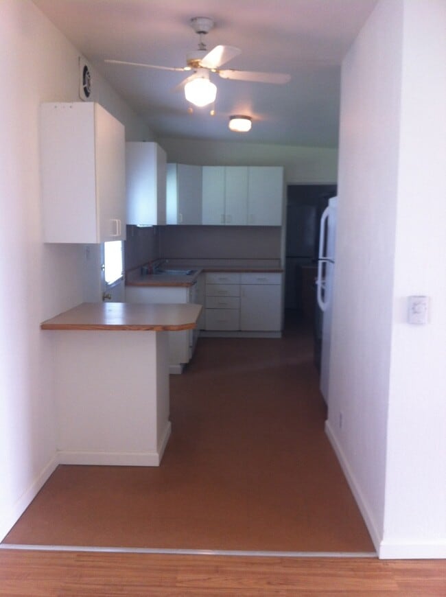 Building Photo - Tidy 2 bedroom 1 bath with fenced backyard