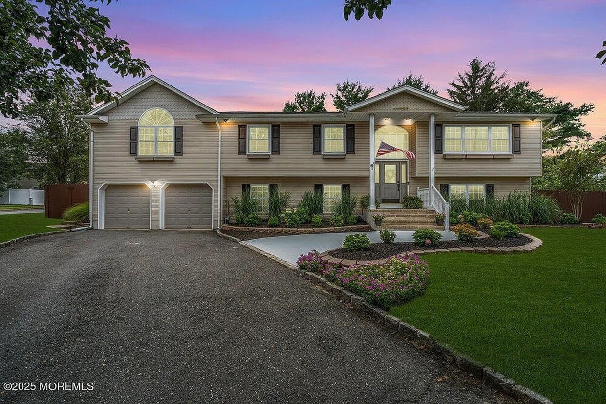 Foto principal - 61 Lynn Dr