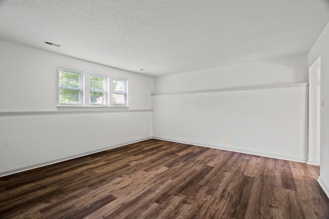 Building Photo - 1304 Essex Ct
