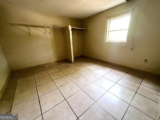 Building Photo - 130 E Carver Dr