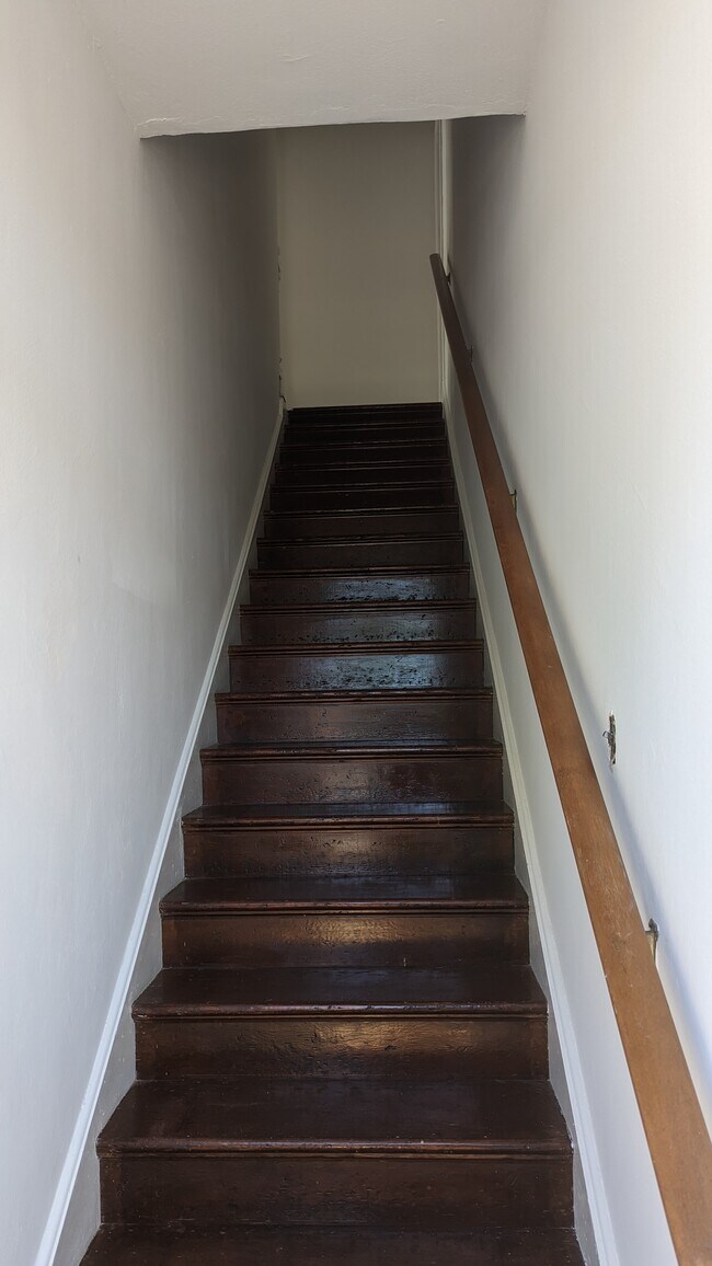 Building Photo - 1209 E First St