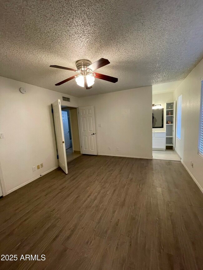 Foto del edificio - 10470 E Clinton St