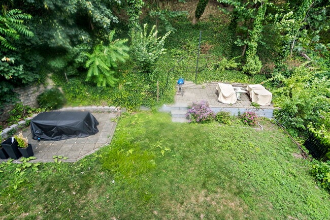 Building Photo - 398 E 8th St