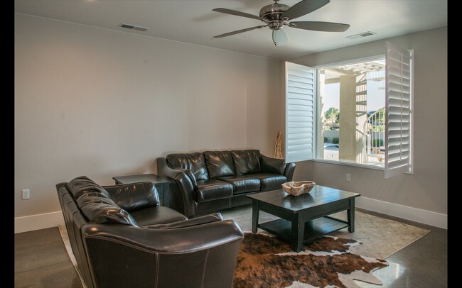 Foto del edificio - Furnished, very nice, 2 bedroom, 1 bath, 1200 sqft basement apt! Willing to do short-term lease.