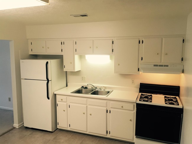 Building Photo - 415 Greenbriar Dr