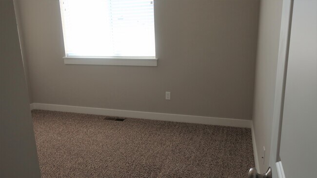 Building Photo - 1099 S New Oak Ln