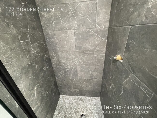 Photo du bâtiment - Brand New 2 Bed 1.5 Bath Coach House in Downtown Toronto