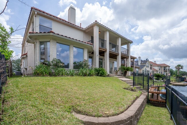 Foto del edificio - 3010 Blue Lagoon Ct