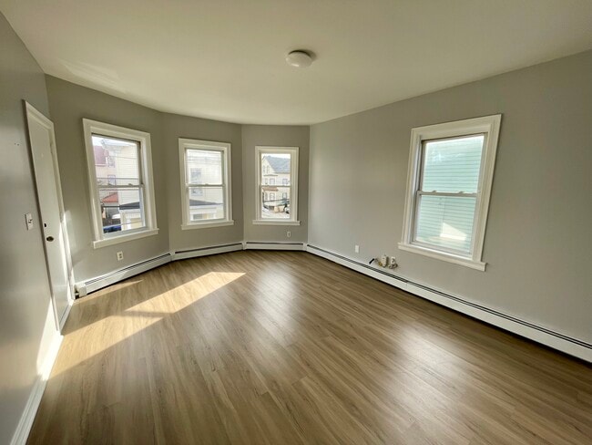 Building Photo - 48 Pekin St