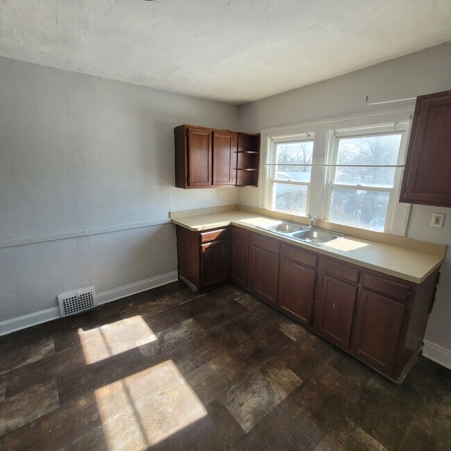 Foto del edificio - CLE Single Family 4 Bed 1 Bath FOR RENT!