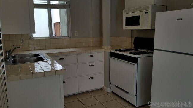 Foto del edificio - 4861 1/2 Narragansett Ave
