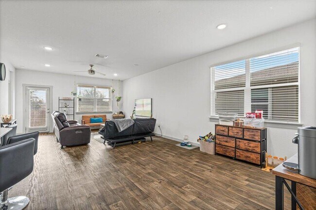 Foto del edificio - 3001 Egan Dr