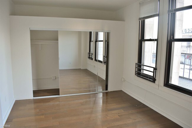 Foto del edificio - 325 W 8th St