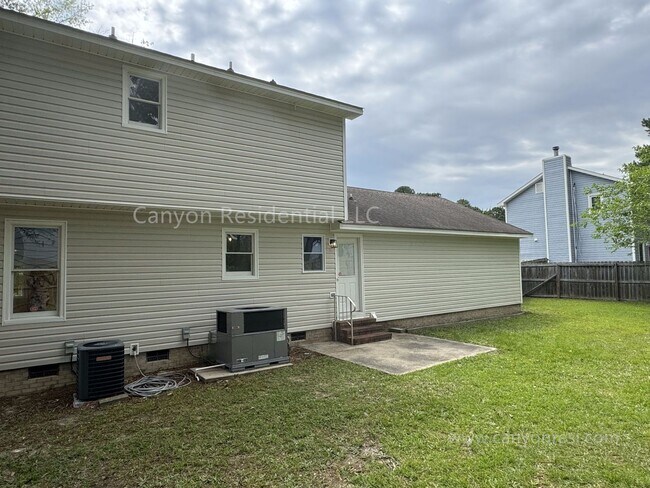 Foto del edificio - Distinctive Corner Lot Home in Hamilton on...