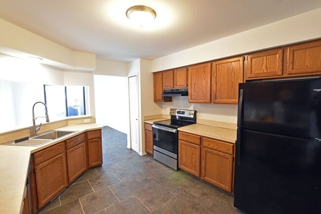 Foto del edificio - Shelby Township-2 Bedroom Duplex with Basement, Deck & Attached Garage