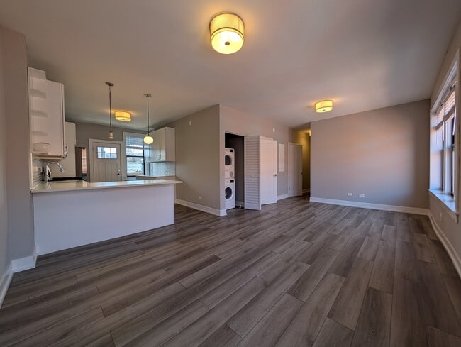 Building Photo - 3941 N Janssen Ave