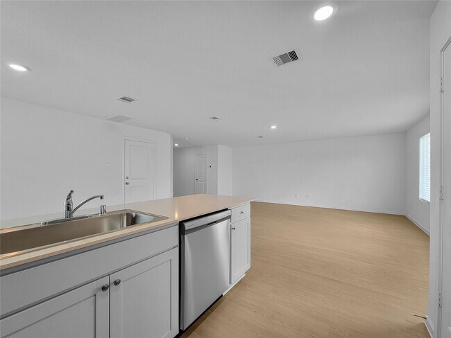 Foto del edificio - 31460 Moore Rd