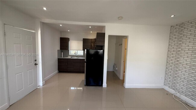 Foto del edificio - 560 NE 67th St