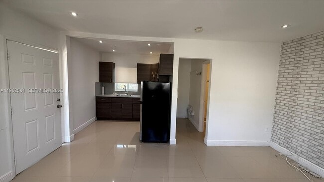 Building Photo - 560 NE 67th St