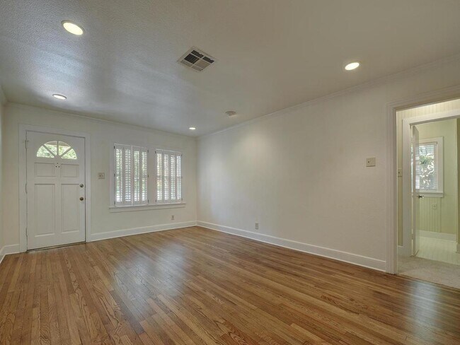 Foto del edificio - 2204 Tower Dr