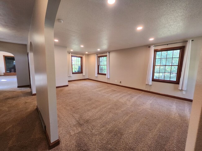 Building Photo - Country Acreage Home For Rent: Serenity Be...