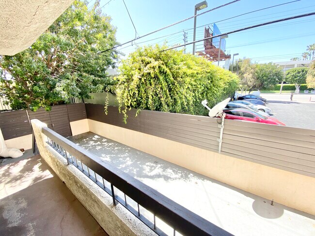 Foto del edificio - 1745 S Bentley Ave