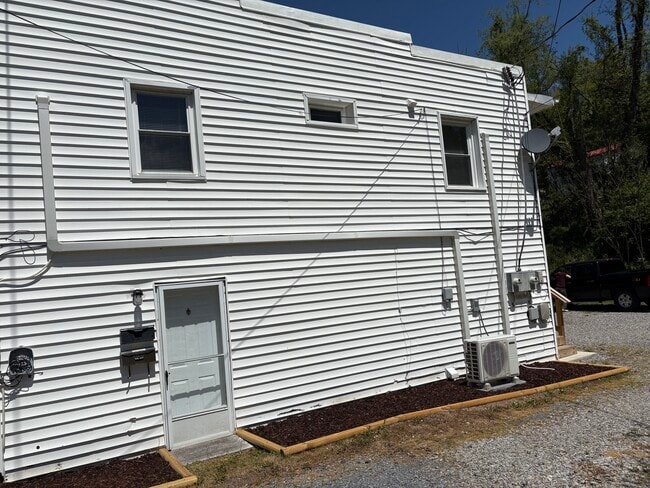Building Photo - 557 S Church St