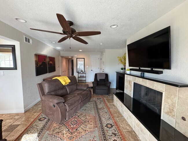 Foto del edificio - Riverfront 2BR Condo Great Views, Luxury Furnished incl UTILITIES