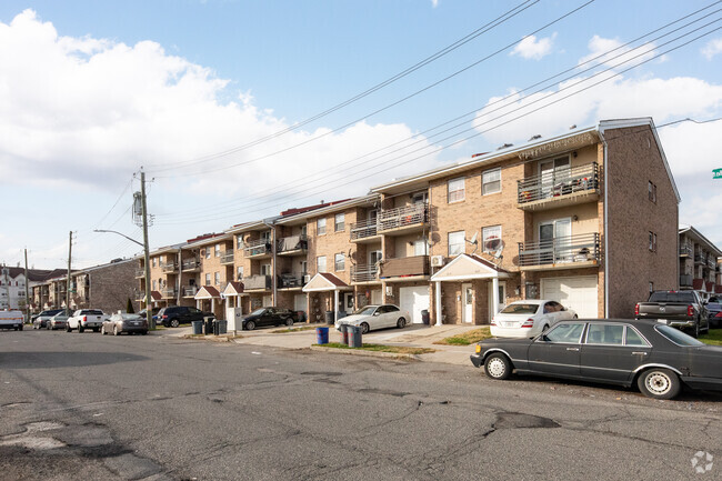 Building Photo - Loring Estates