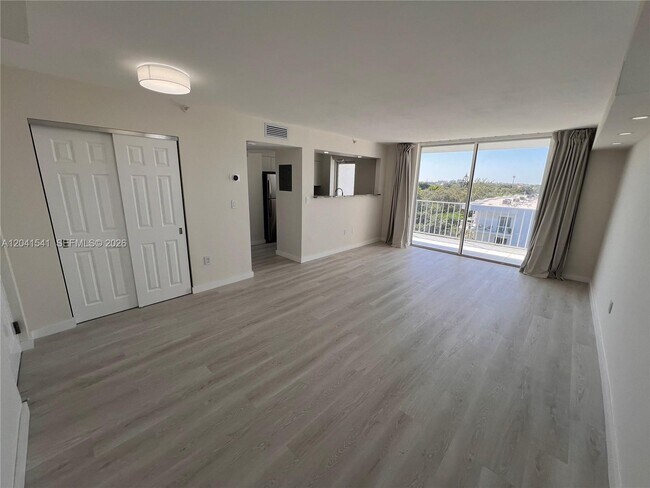Foto del edificio - 700 NE 63rd St
