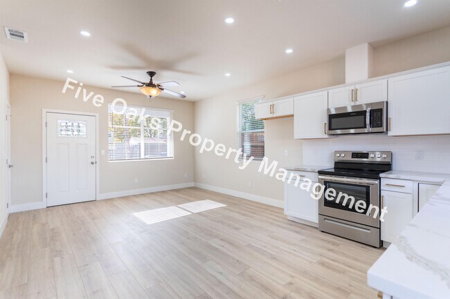 Foto del edificio - 811 1/2 Natoma St-