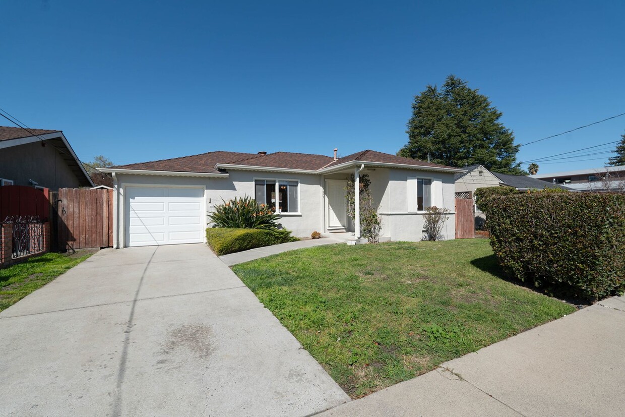 Primary Photo - House in Great Sunnyvale Location w/Large ...