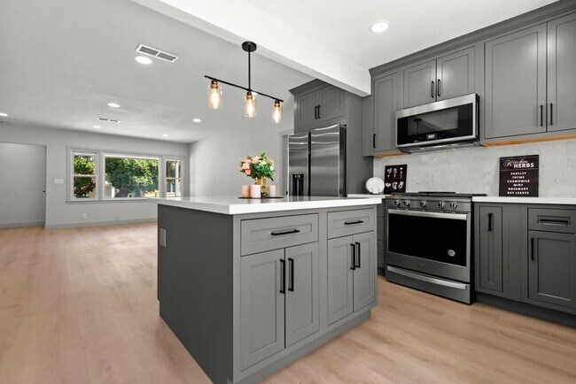 Building Photo - Newly Remodeled 4 Bedroom 2 Bathroom Singl...