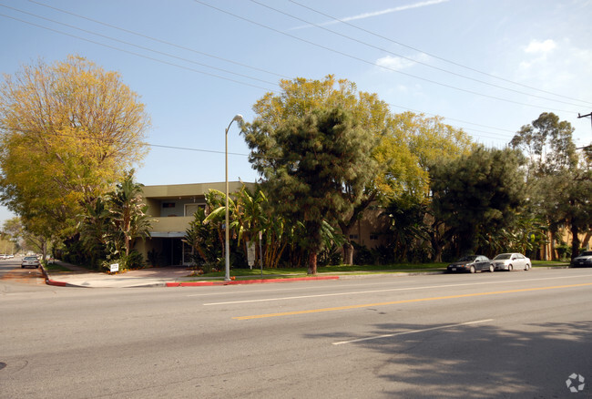 Sungate Apartments - 21731 Saticoy St