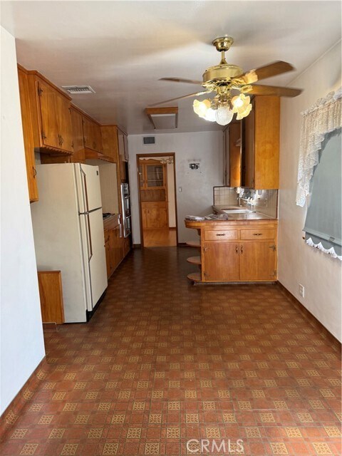 Foto del edificio - 9470 Foster Rd