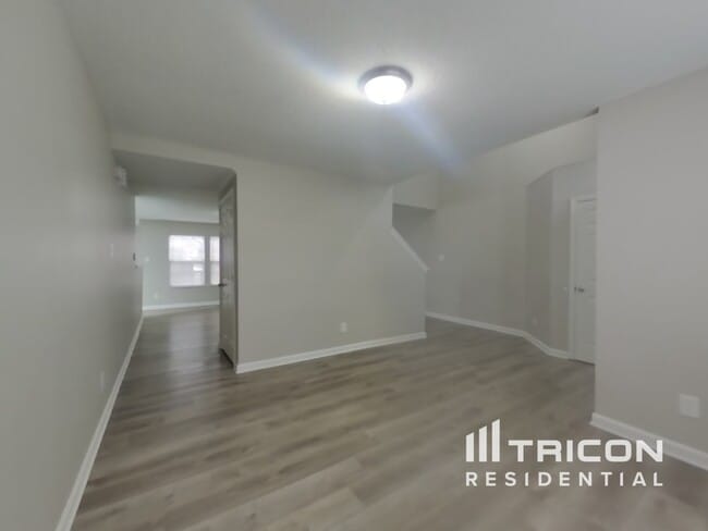 Building Photo - 10990 Clear Spring Dr