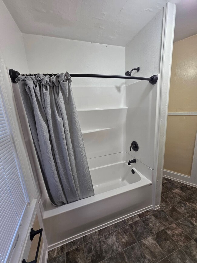 Building Photo - 1614 5th Ave